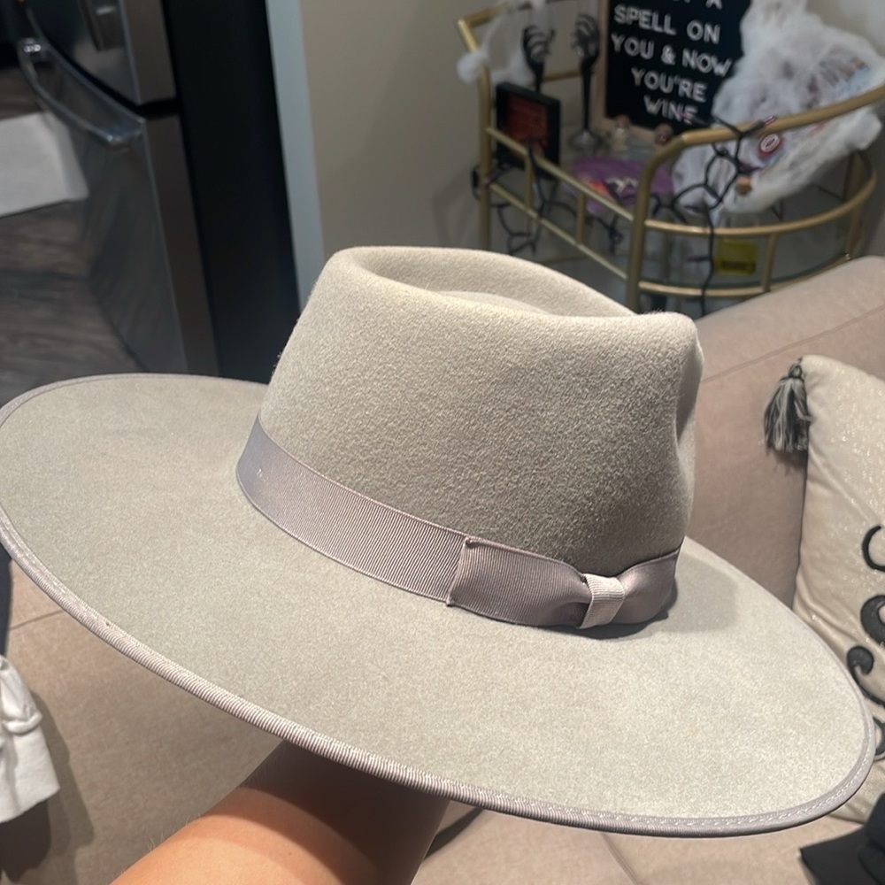 Lack of color rancher felt hat. Stone color.